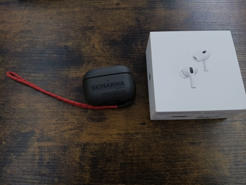 Apple AirPods Pro 2 Ve Skinarma Kılıf - Görsel 3