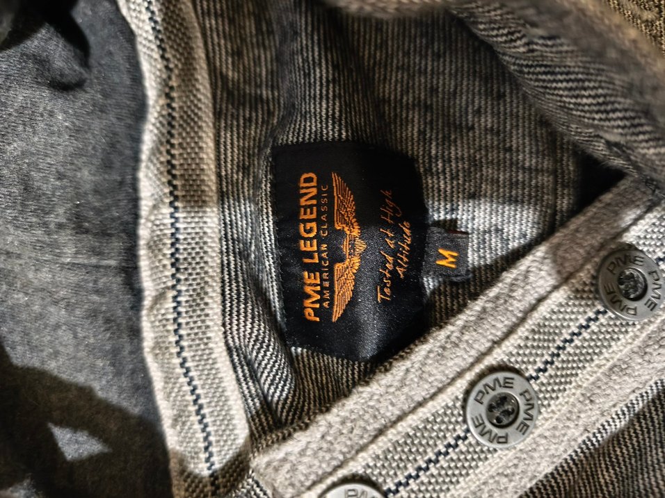 Gri Kapüşonlu Erkek - Görsel 2