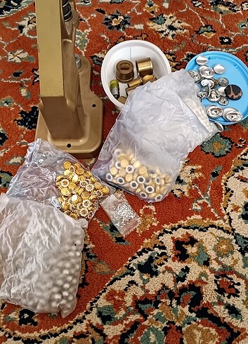 Düğmelere, incilere ve boncuklara basma makinesi