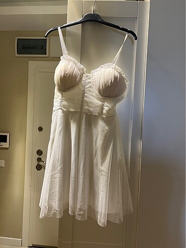 Yeni ve etiketli beyaz mini elbise