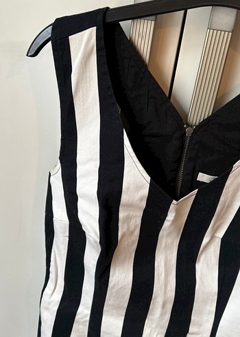 Siyah Beyaz Çizgili V Yakalı Kolsuz Kalem Elbise - Görsel 3