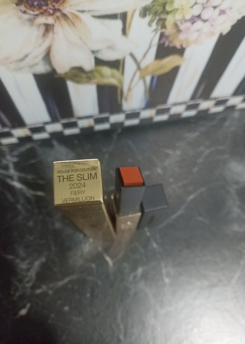 Yves Saint Laurent Yves Saint Laurent Altın Ruj Parlak 2024
