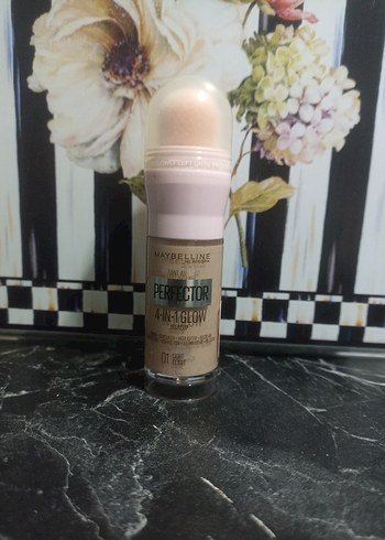 Maybelline 4'ü 1 Arada Aydınlatıcı ve Kapatıcı
