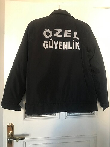 Özel güvenlik mont kolunda minik defosu var