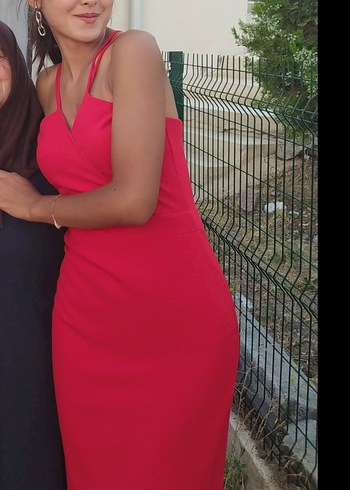 Kırmızı ince askılı elbise - Görsel 2