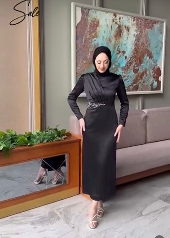Uzun Siyah Drape Detaylı bel kısmı taşlı