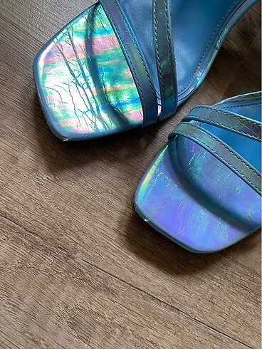 Bershka Hologram Desen Topuklu Sandalet