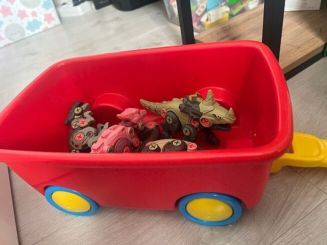 Çekçekli araba oyuncak içinde 4adet dinazor