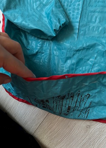 Turkuaz Bebek Önlüğü, Kırmızı Kenar - Görsel 3