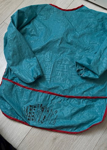 Turkuaz Bebek Önlüğü, Kırmızı Kenar - Görsel 2