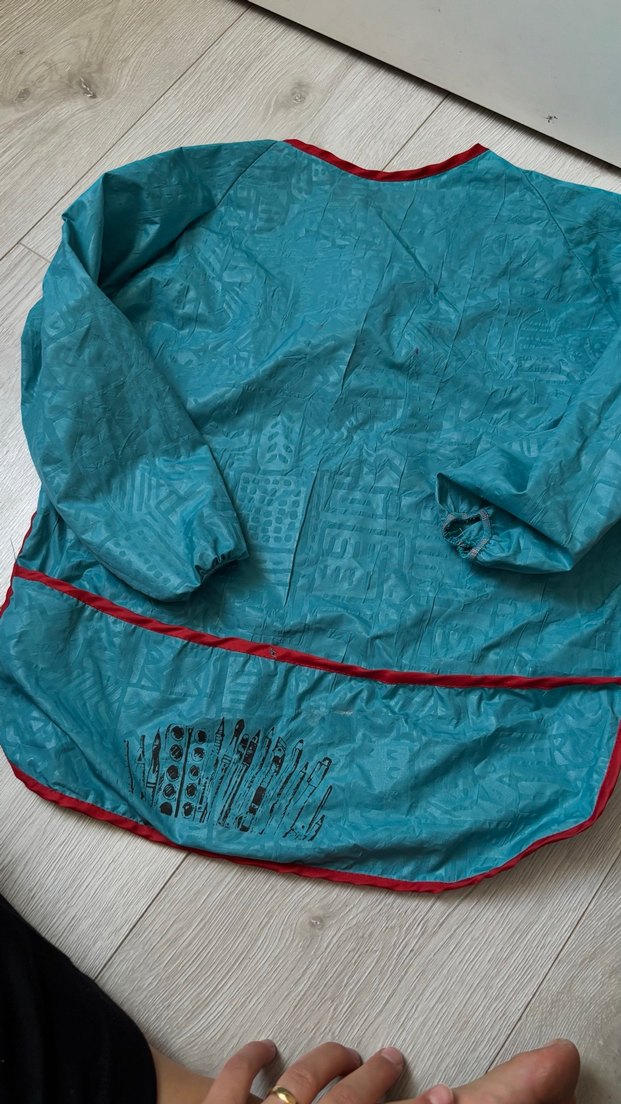 Turkuaz Bebek Önlüğü, Kırmızı Kenar - Görsel 2