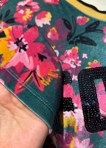 Çiçek Desenli Pul İşlemeli Kadın Tişört - Görsel 5