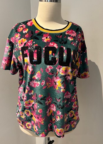 Çiçek Desenli Pul İşlemeli Kadın Tişört - Görsel 2