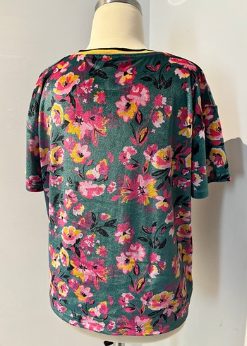 Çiçek Desenli Pul İşlemeli Kadın Tişört - Görsel 3