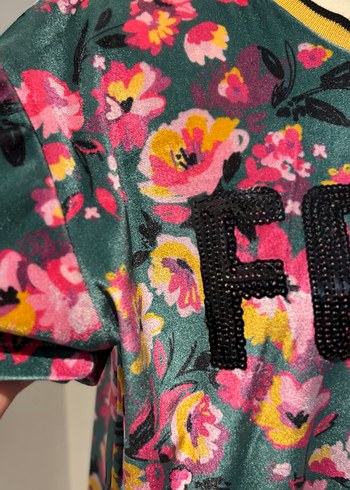 Çiçek Desenli Pul İşlemeli Kadın Tişört - Görsel 6