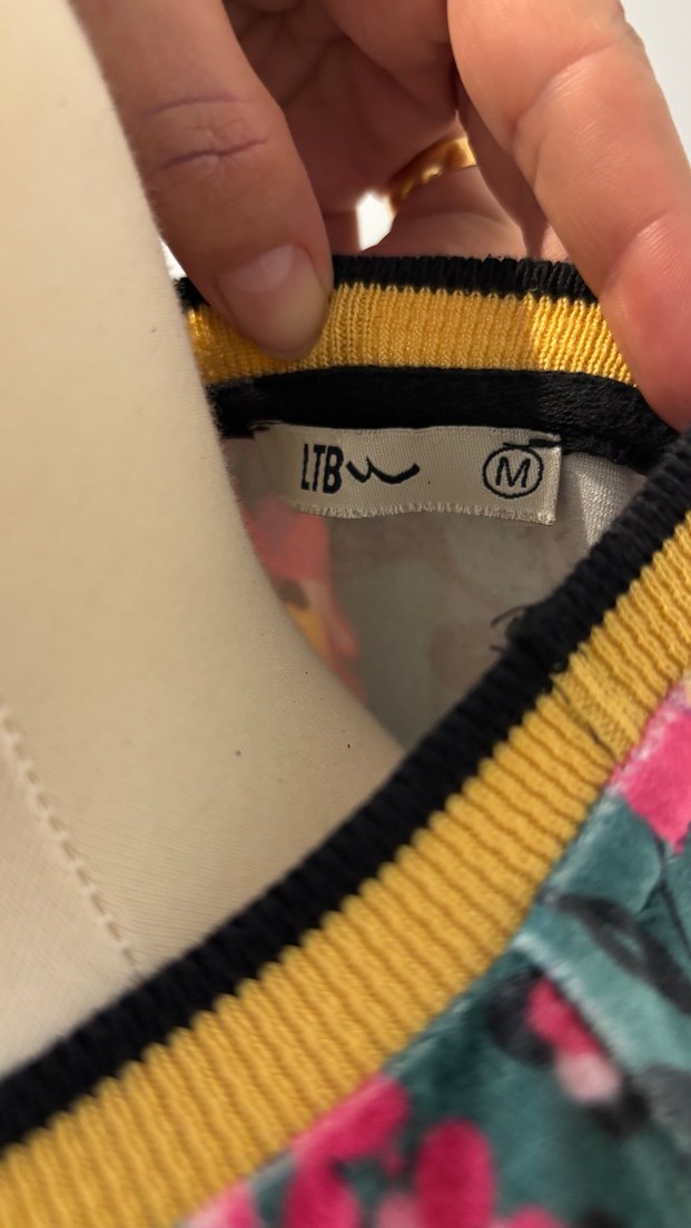 Çiçek Desenli Pul İşlemeli Kadın Tişört - Görsel 4