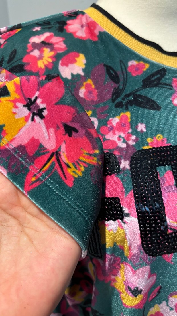 Çiçek Desenli Pul İşlemeli Kadın Tişört - Görsel 5