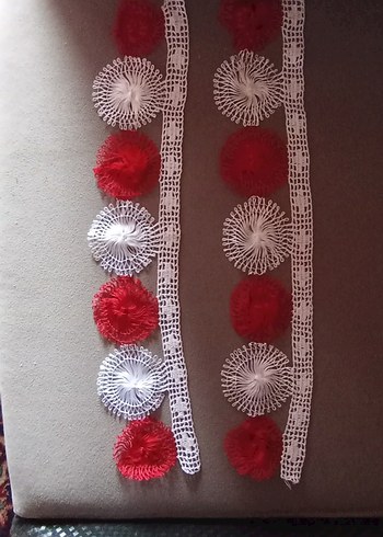 Kırmızı ve Beyaz El Yapımı Dantel Havlu kenarı