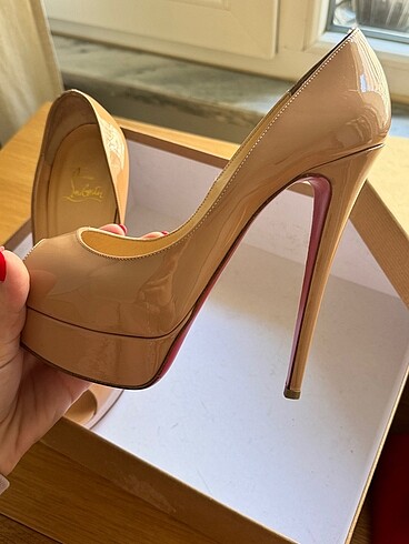 Christian Louboutin Tertemiz sadece bir kez giyildi.