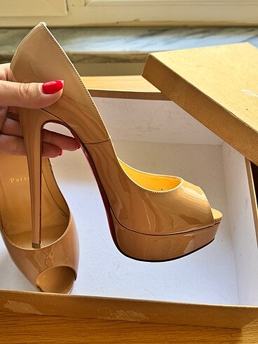 Christian Louboutin Christian Louboutin Tertemiz sadece bir kez giyildi.