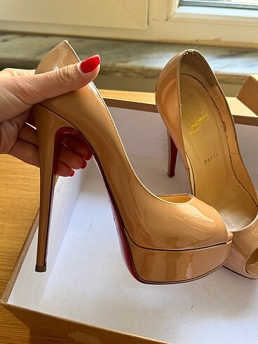 38,5 Beden Christian Louboutin Tertemiz sadece bir kez giyildi.