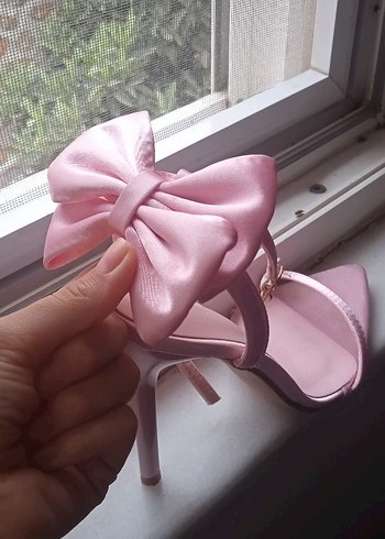 Pembe Fiyonklu İnce Topuklu Kadın Ayakkabı