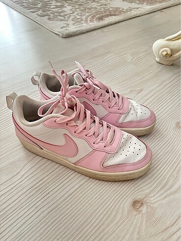 Nike court borough pembe