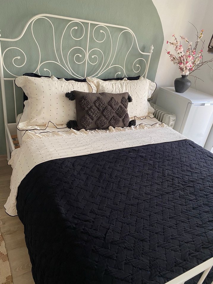 İşlemeli Beyaz Yatak Örtüsü - Görsel 2