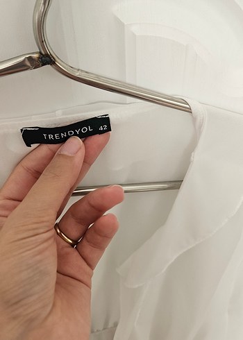 Trendyol & Milla Uzun Kollu Beyaz V Yaka Gömlek