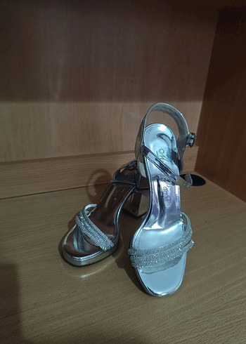 Gri Tokalı Kalın Topuklu Abiye Ayakkabı