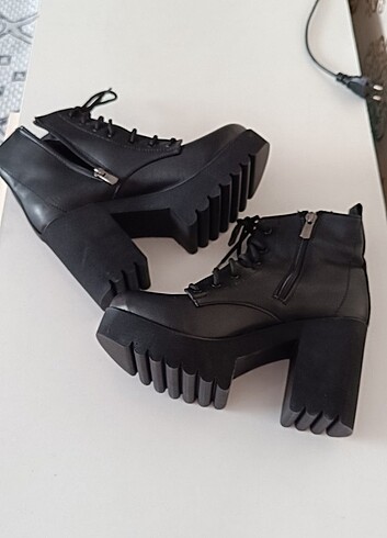 Siyah kışlık topuklu bot.. topuk boyu (10)cm 