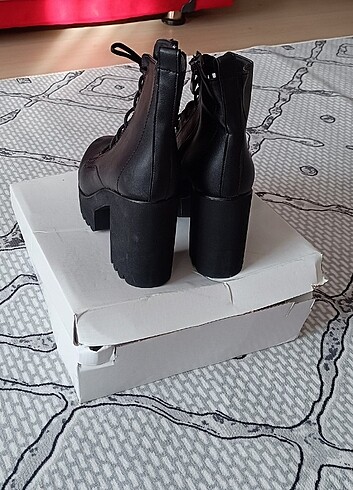 39 Beden siyah Renk Siyah kışlık topuklu bot.. topuk boyu (10)cm 