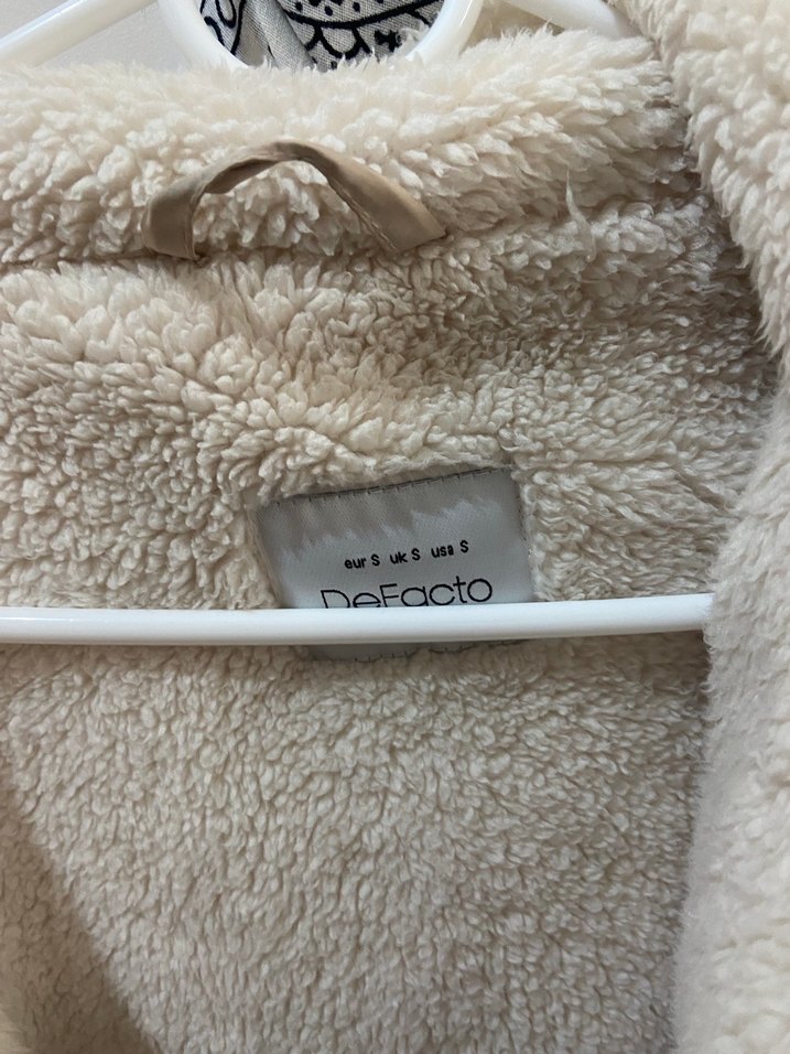 Beyaz Kadın Peluş Detaylı Kışlık Mont - Görsel 3