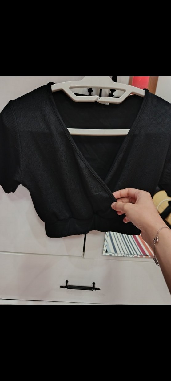 Düğmeli Siyah V Yaka takım - Görsel 2