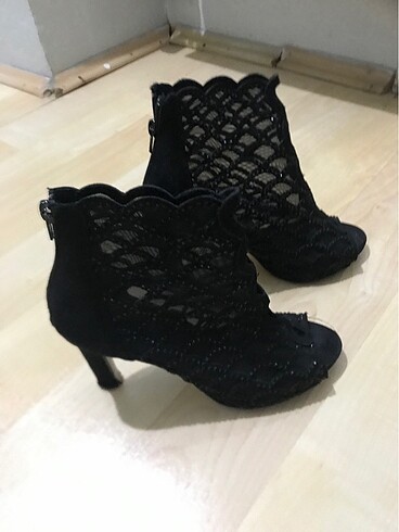 Siyah taşlı topuklu gece ayakkabısı