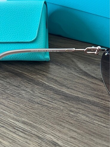Beden mavi Renk Tiffany&co güneş gözlüğü