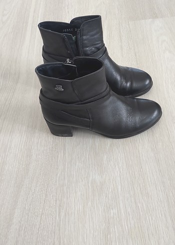 Siyah Deri Tokalı Kadın Bot
