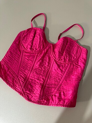 Pembe büstiyer