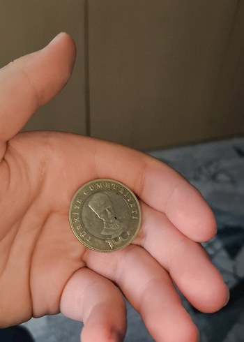  Beden altın Renk demir 5 tl/ arkasında 100 yıl var