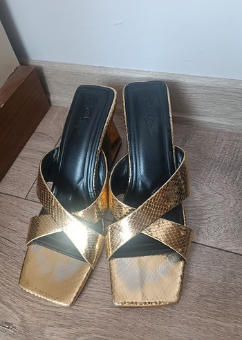 Altın Yılan Desenli Tokalı Kadın Terlik