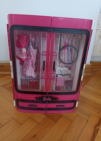 Barbie 'nin dolabı.