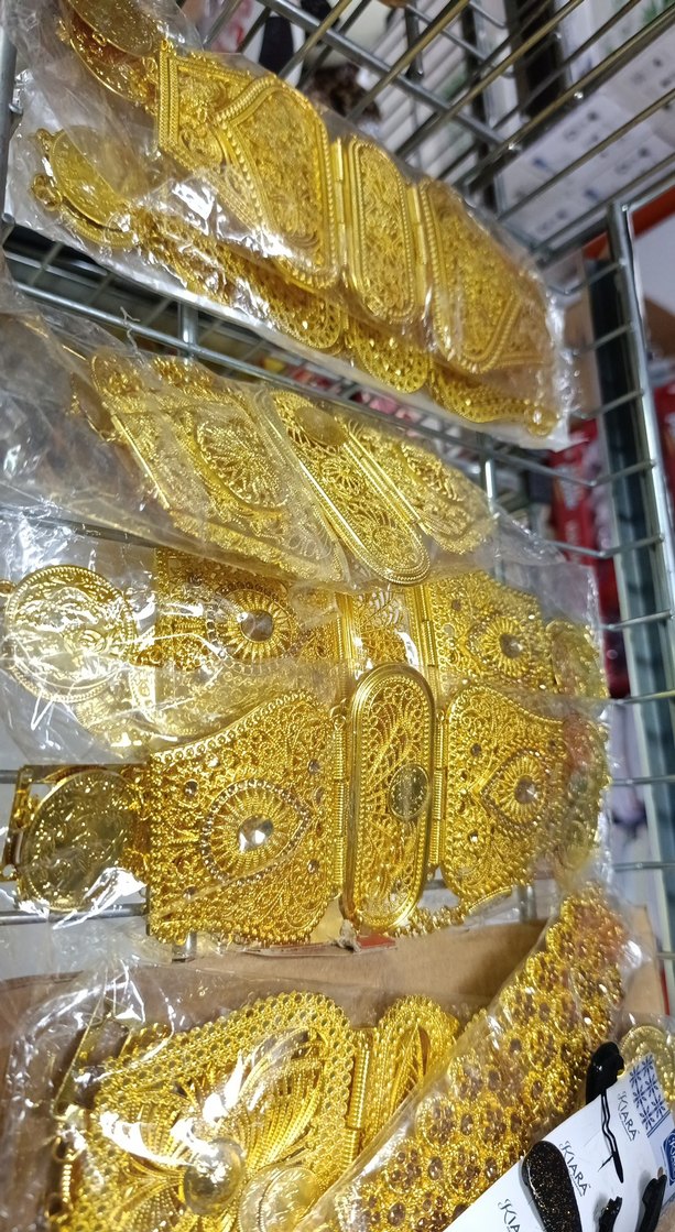 Altın Renkli Zincir Detaylı Kadın Takı Seti - Görsel 3