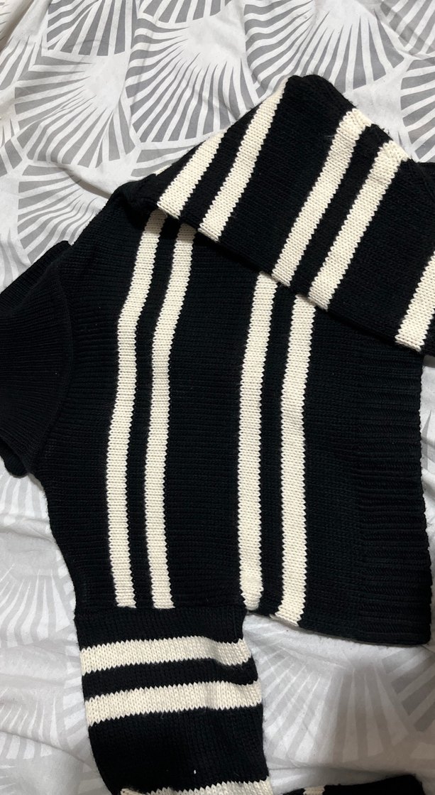 Çizgili Siyah-Beyaz Yüksek Yaka Örgü Kazak - Görsel 3