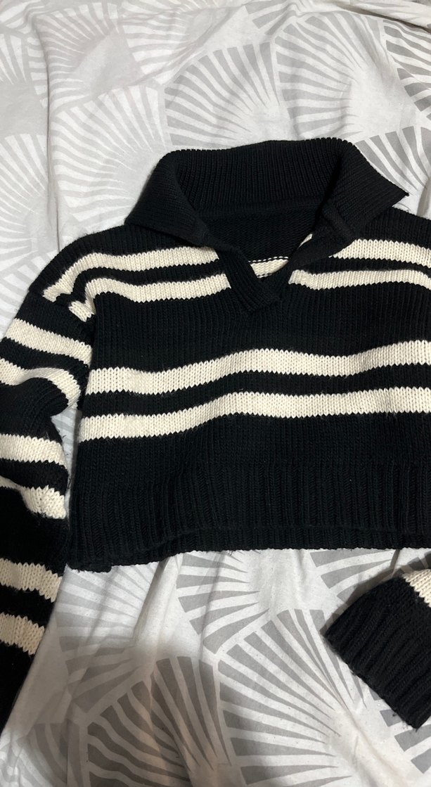Çizgili Siyah-Beyaz Yüksek Yaka Örgü Kazak - Görsel 2