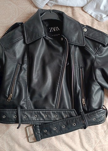 Zara Kemerli Siyah Kısa Deri Biker Ceket