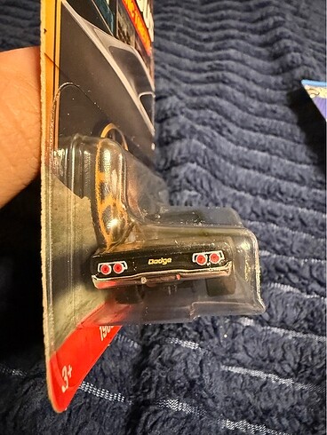 Beden HW uzun karton Dodge Charger