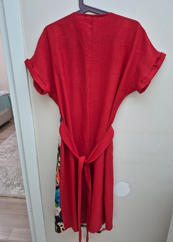 V yaka kısa kollu kırmızı midi elbise - Görsel 3