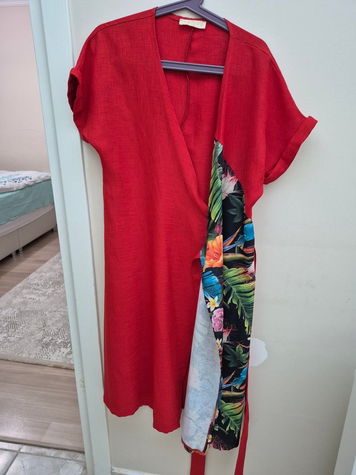 V yaka kısa kollu kırmızı midi elbise - Görsel 2