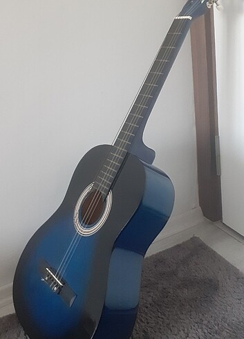 Grande marka gitar.Bi artısı yok,normal gitar işte