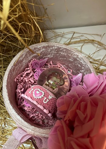 Pembe Çiçekli Sepet ve Kelebek Detaylı - Görsel 3